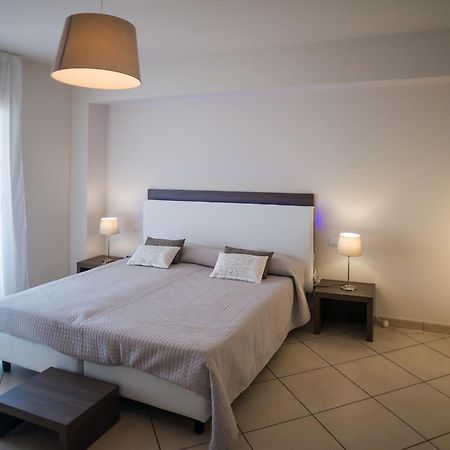 Riva Del Sol Bed & Breakfast ซานตาเทเรซา ดี รีวา ภายนอก รูปภาพ