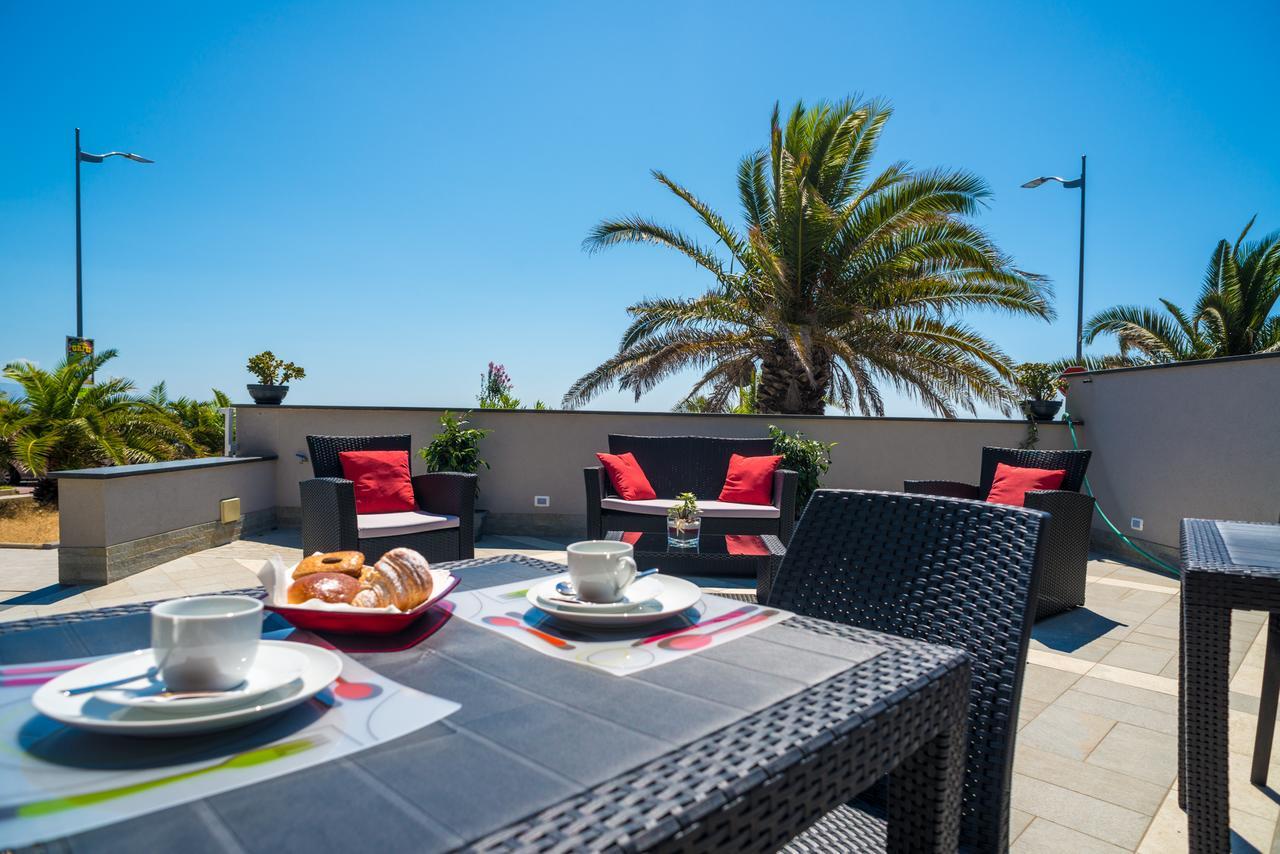 Riva Del Sol Bed & Breakfast ซานตาเทเรซา ดี รีวา ภายนอก รูปภาพ