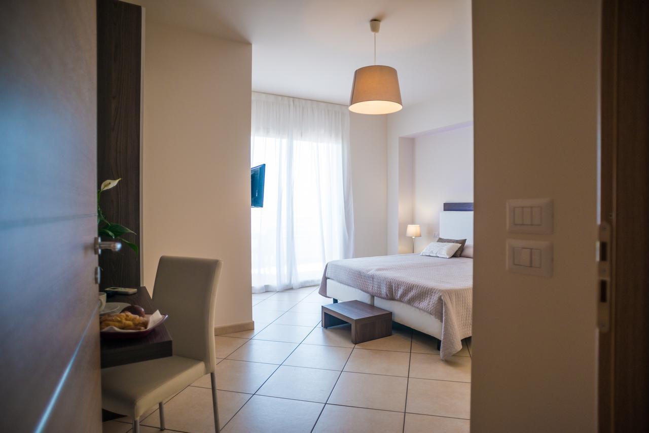 Riva Del Sol Bed & Breakfast ซานตาเทเรซา ดี รีวา ภายนอก รูปภาพ