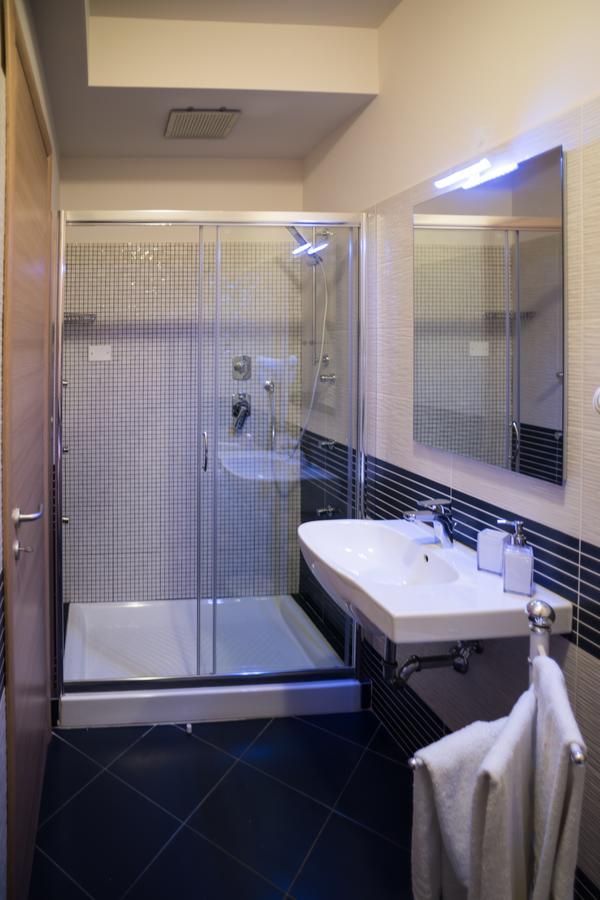 Riva Del Sol Bed & Breakfast ซานตาเทเรซา ดี รีวา ภายนอก รูปภาพ