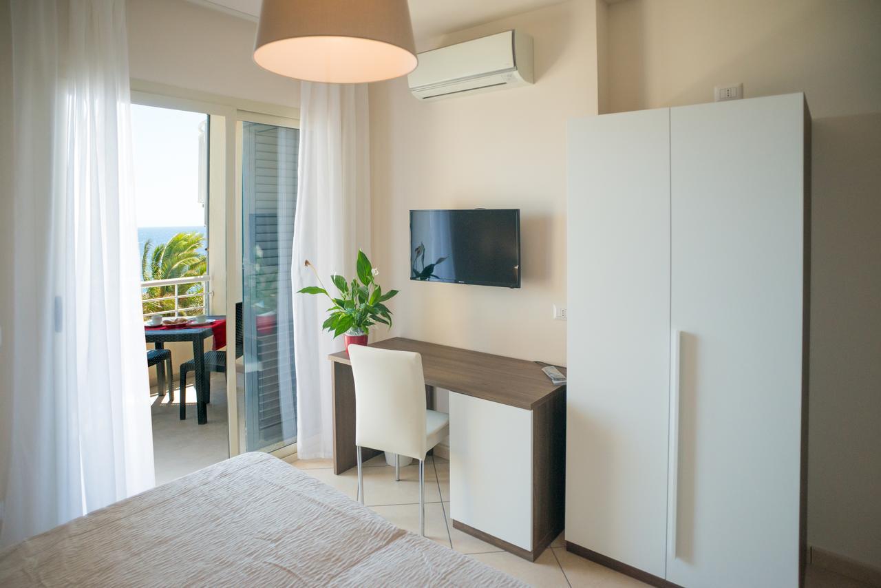 Riva Del Sol Bed & Breakfast ซานตาเทเรซา ดี รีวา ภายนอก รูปภาพ
