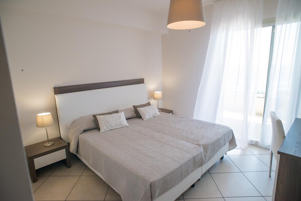 Riva Del Sol Bed & Breakfast ซานตาเทเรซา ดี รีวา ภายนอก รูปภาพ