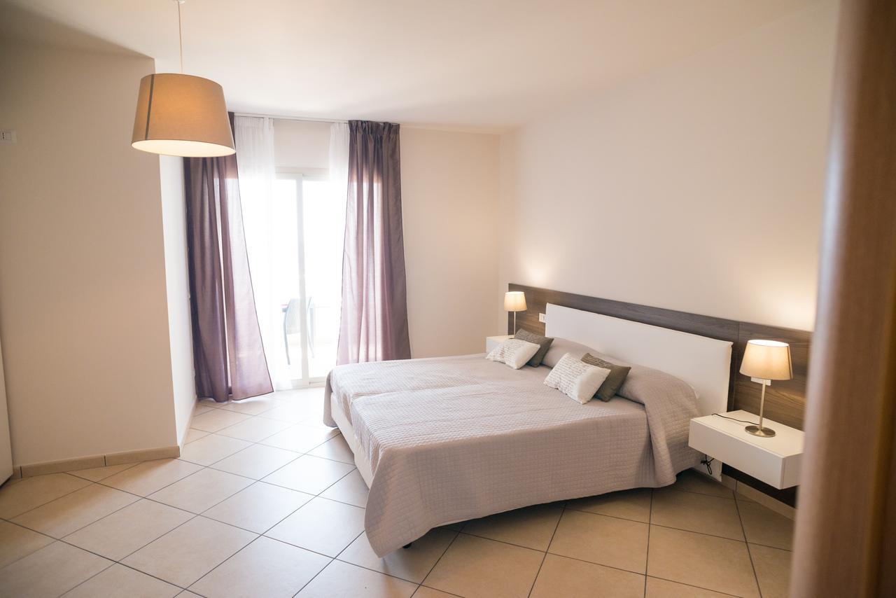 Riva Del Sol Bed & Breakfast ซานตาเทเรซา ดี รีวา ภายนอก รูปภาพ