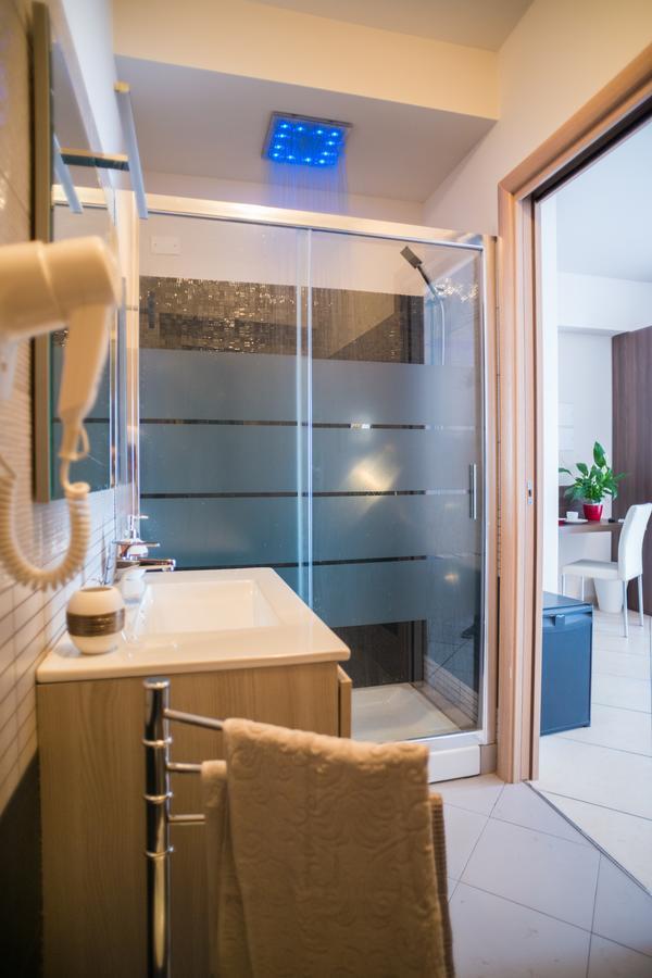Riva Del Sol Bed & Breakfast ซานตาเทเรซา ดี รีวา ภายนอก รูปภาพ