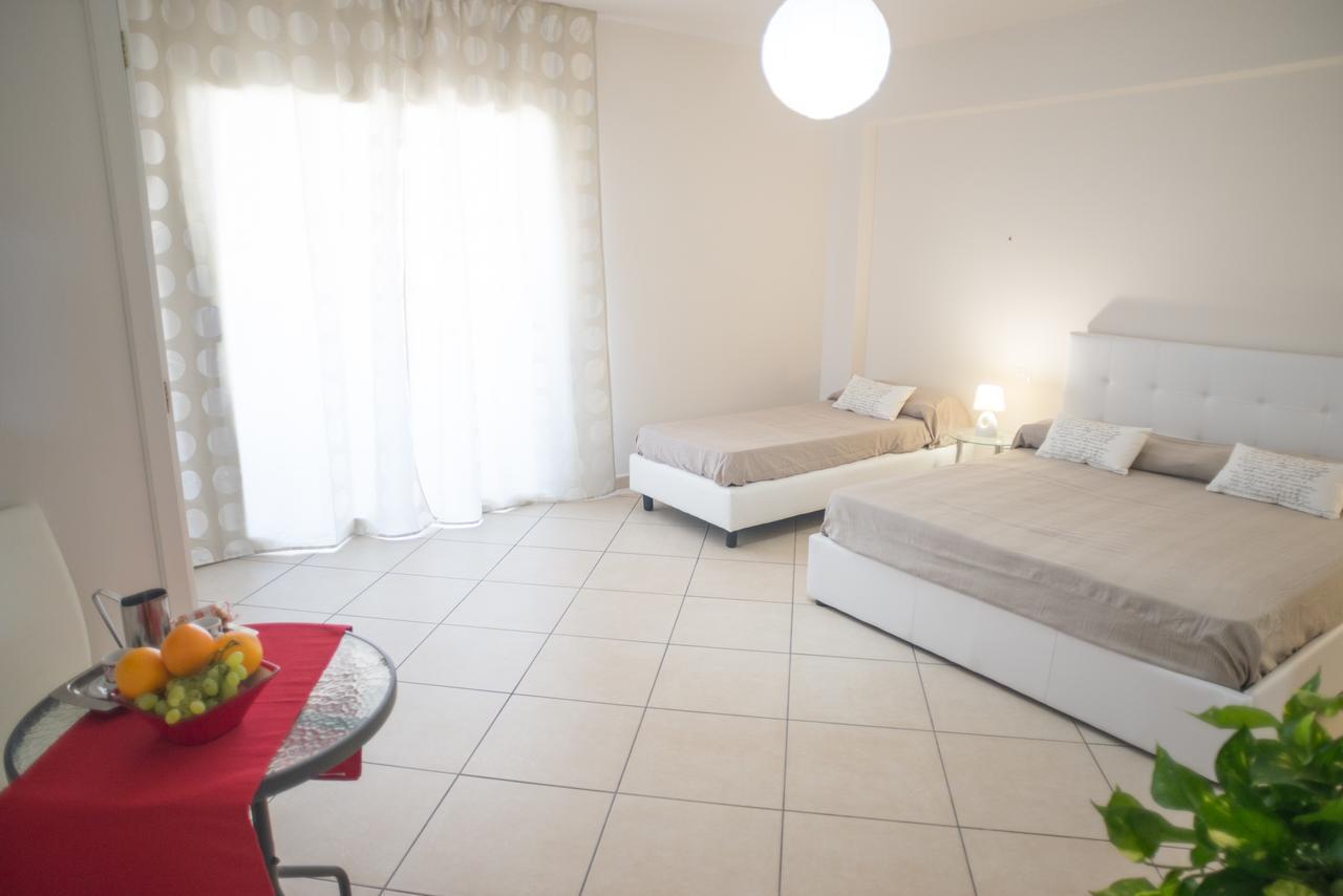 Riva Del Sol Bed & Breakfast ซานตาเทเรซา ดี รีวา ภายนอก รูปภาพ