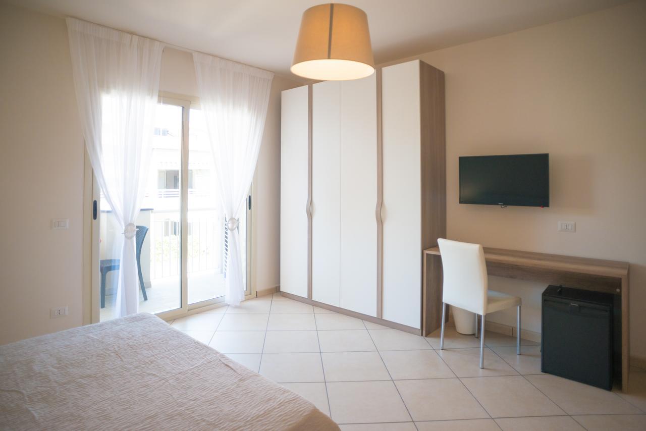 Riva Del Sol Bed & Breakfast ซานตาเทเรซา ดี รีวา ภายนอก รูปภาพ