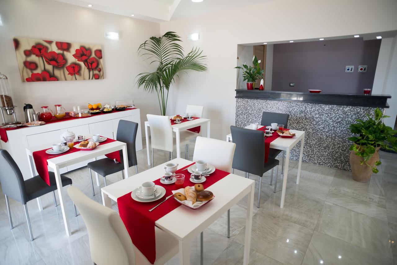 Riva Del Sol Bed & Breakfast ซานตาเทเรซา ดี รีวา ภายนอก รูปภาพ