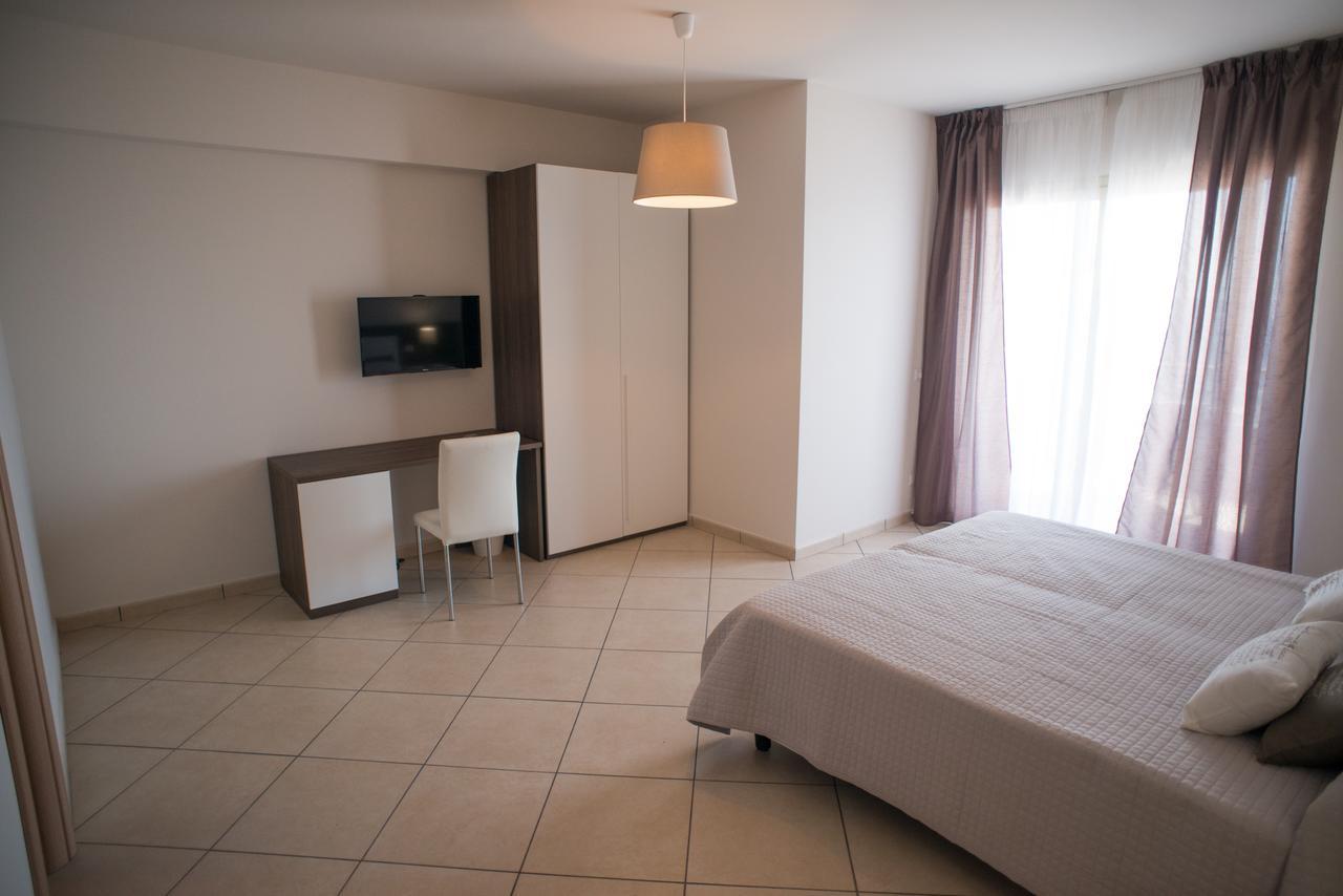 Riva Del Sol Bed & Breakfast ซานตาเทเรซา ดี รีวา ภายนอก รูปภาพ