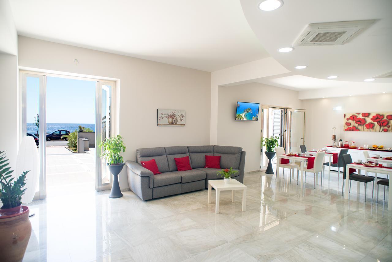 Riva Del Sol Bed & Breakfast ซานตาเทเรซา ดี รีวา ภายนอก รูปภาพ