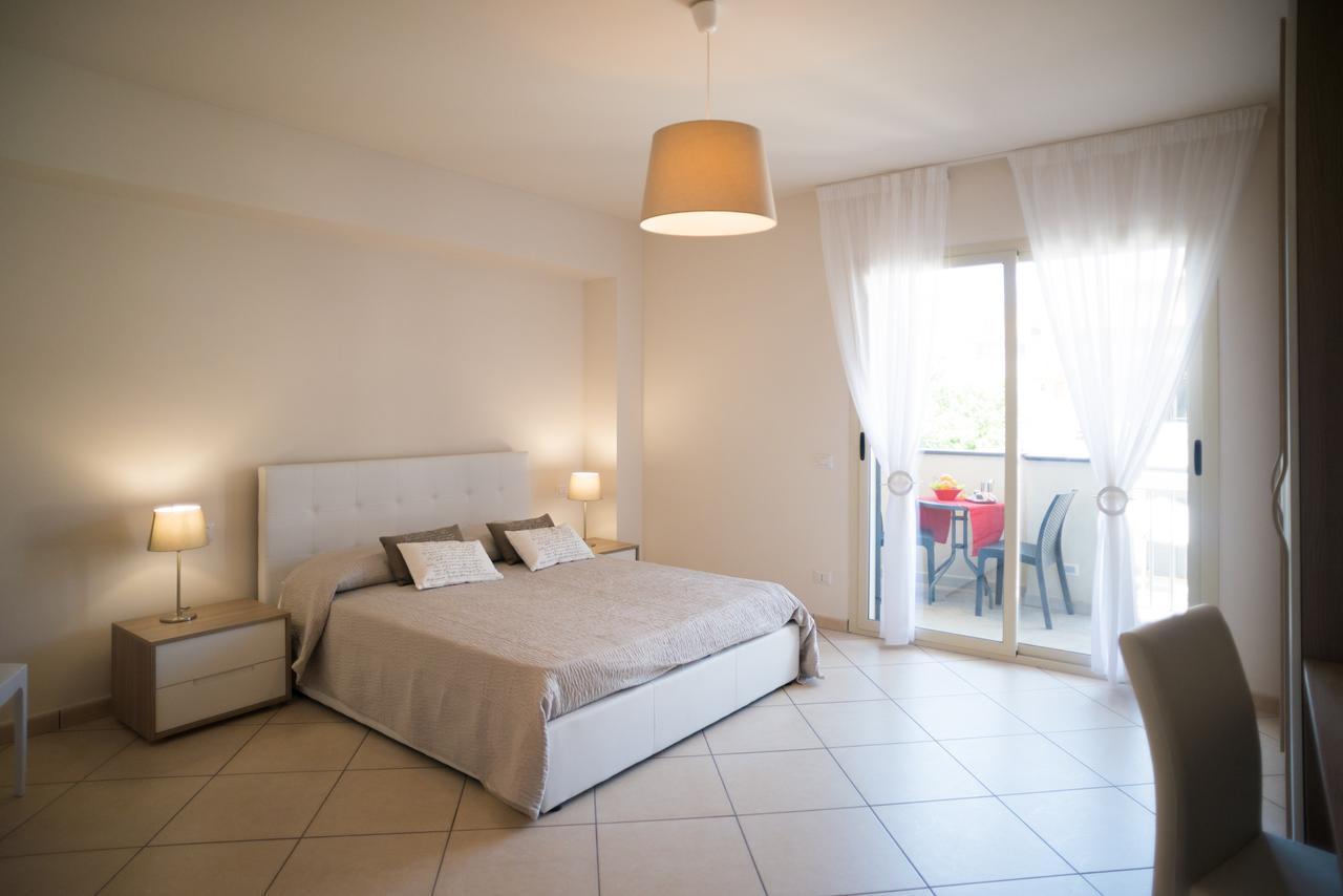 Riva Del Sol Bed & Breakfast ซานตาเทเรซา ดี รีวา ภายนอก รูปภาพ