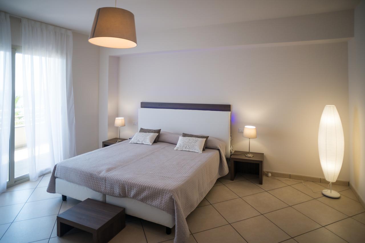 Riva Del Sol Bed & Breakfast ซานตาเทเรซา ดี รีวา ภายนอก รูปภาพ