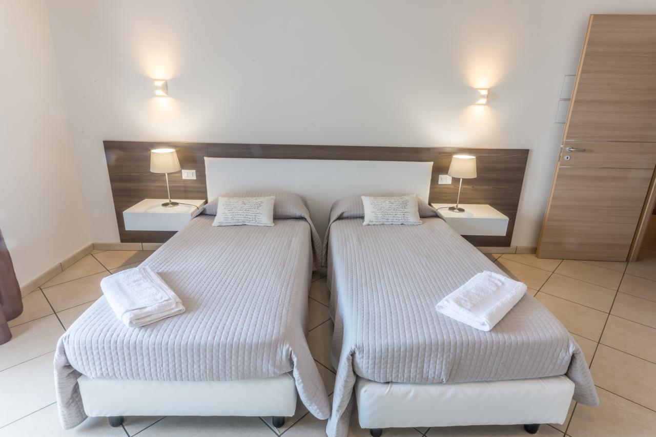 Riva Del Sol Bed & Breakfast ซานตาเทเรซา ดี รีวา ภายนอก รูปภาพ