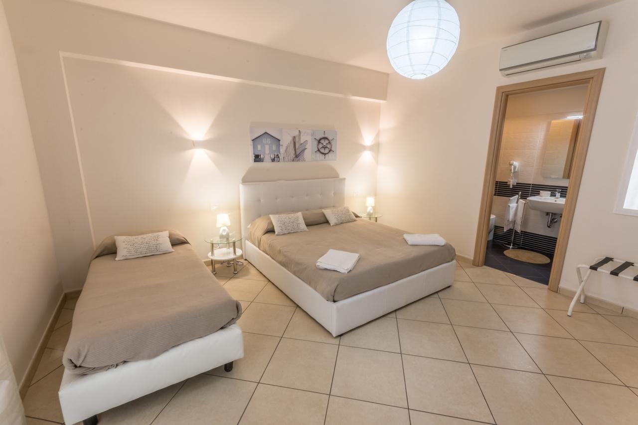 Riva Del Sol Bed & Breakfast ซานตาเทเรซา ดี รีวา ภายนอก รูปภาพ