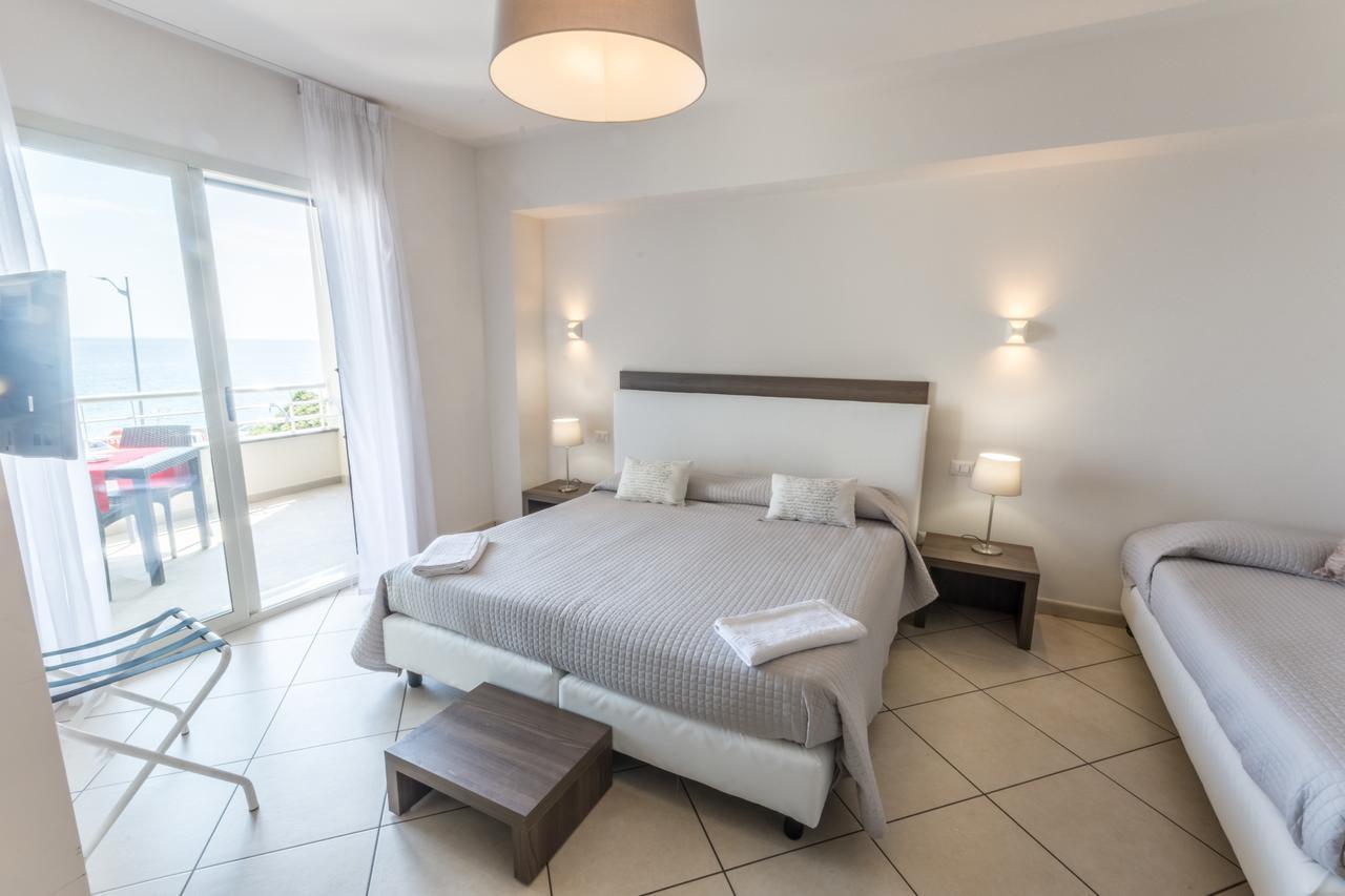 Riva Del Sol Bed & Breakfast ซานตาเทเรซา ดี รีวา ภายนอก รูปภาพ