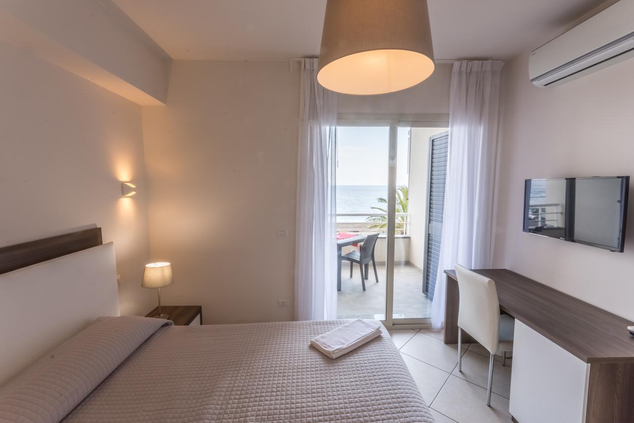 Riva Del Sol Bed & Breakfast ซานตาเทเรซา ดี รีวา ภายนอก รูปภาพ