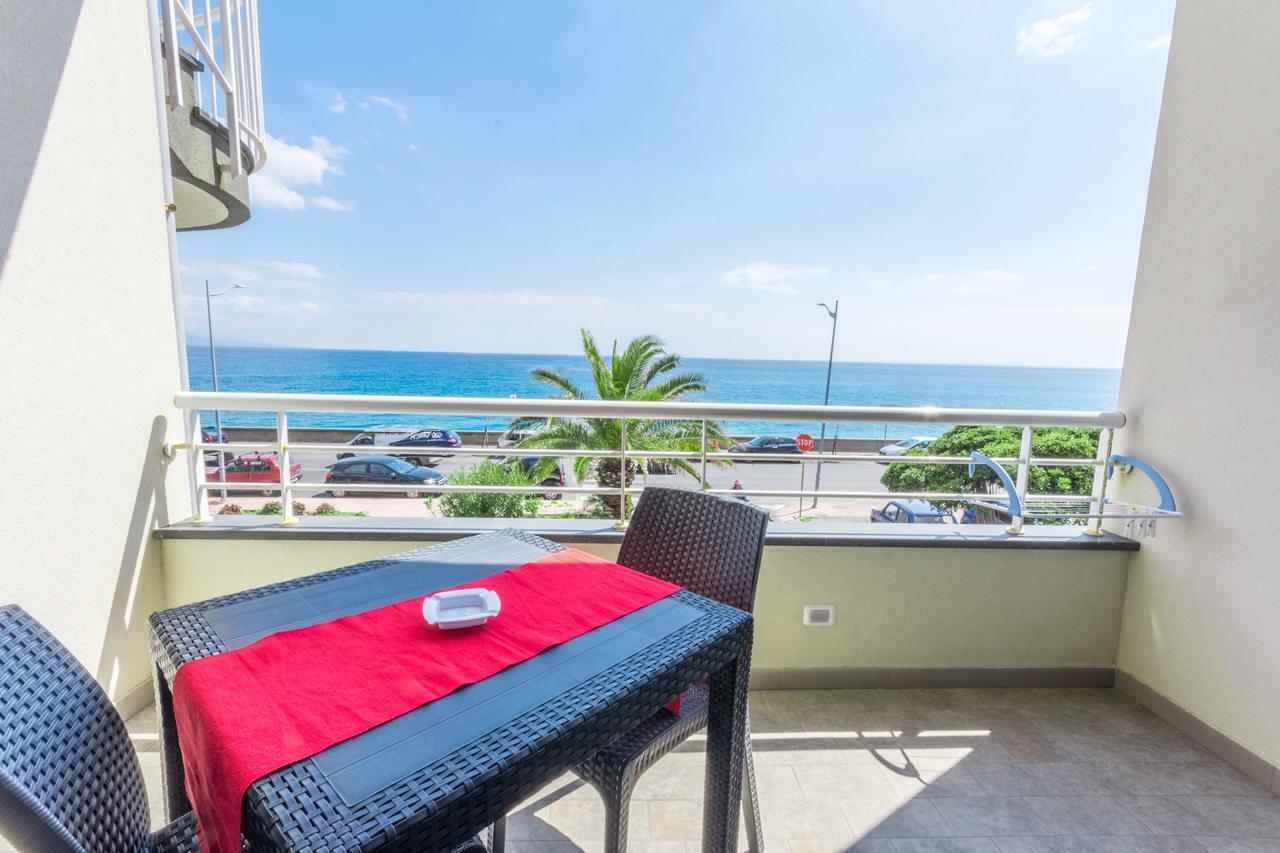 Riva Del Sol Bed & Breakfast ซานตาเทเรซา ดี รีวา ภายนอก รูปภาพ