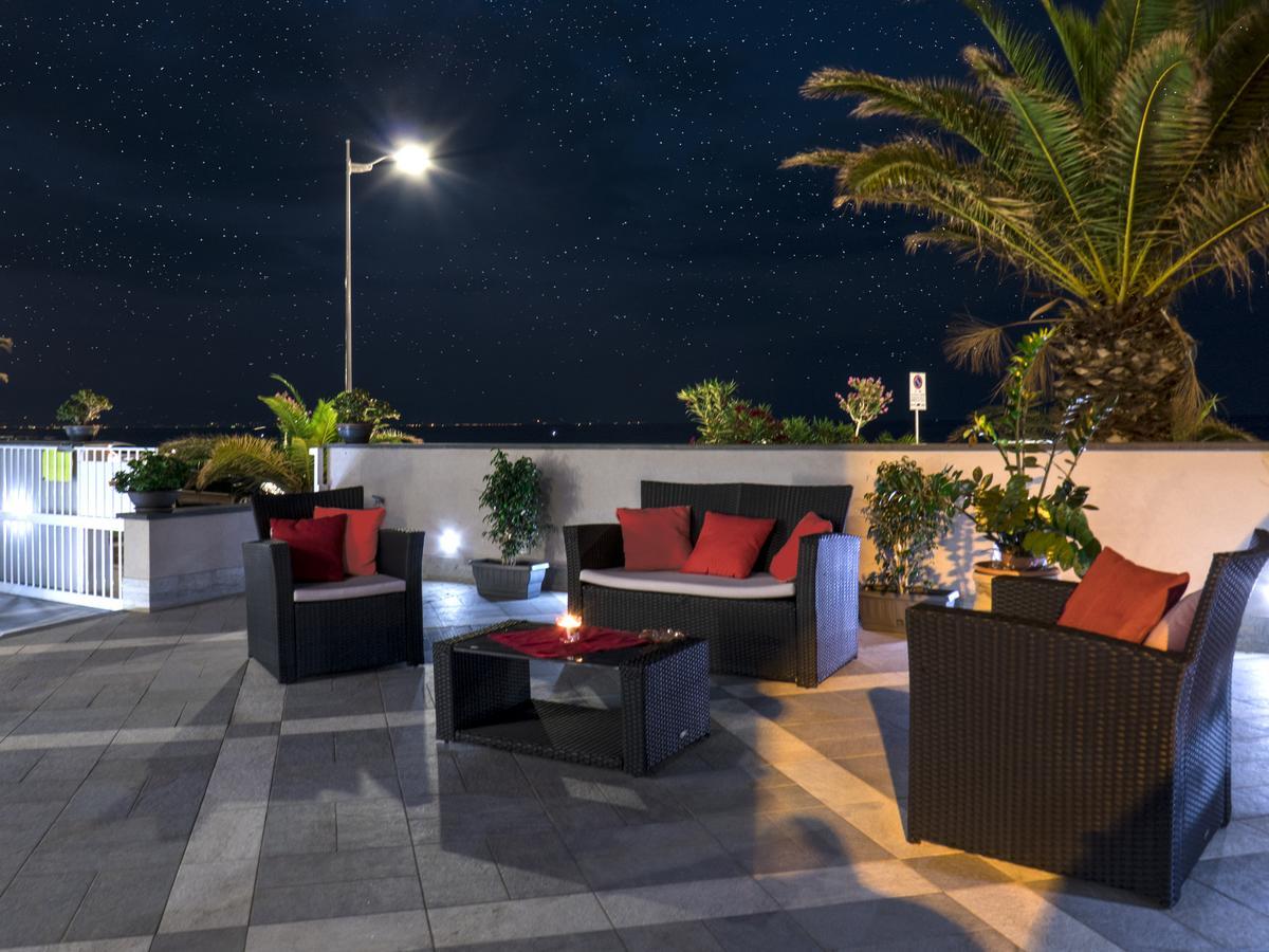 Riva Del Sol Bed & Breakfast ซานตาเทเรซา ดี รีวา ภายนอก รูปภาพ