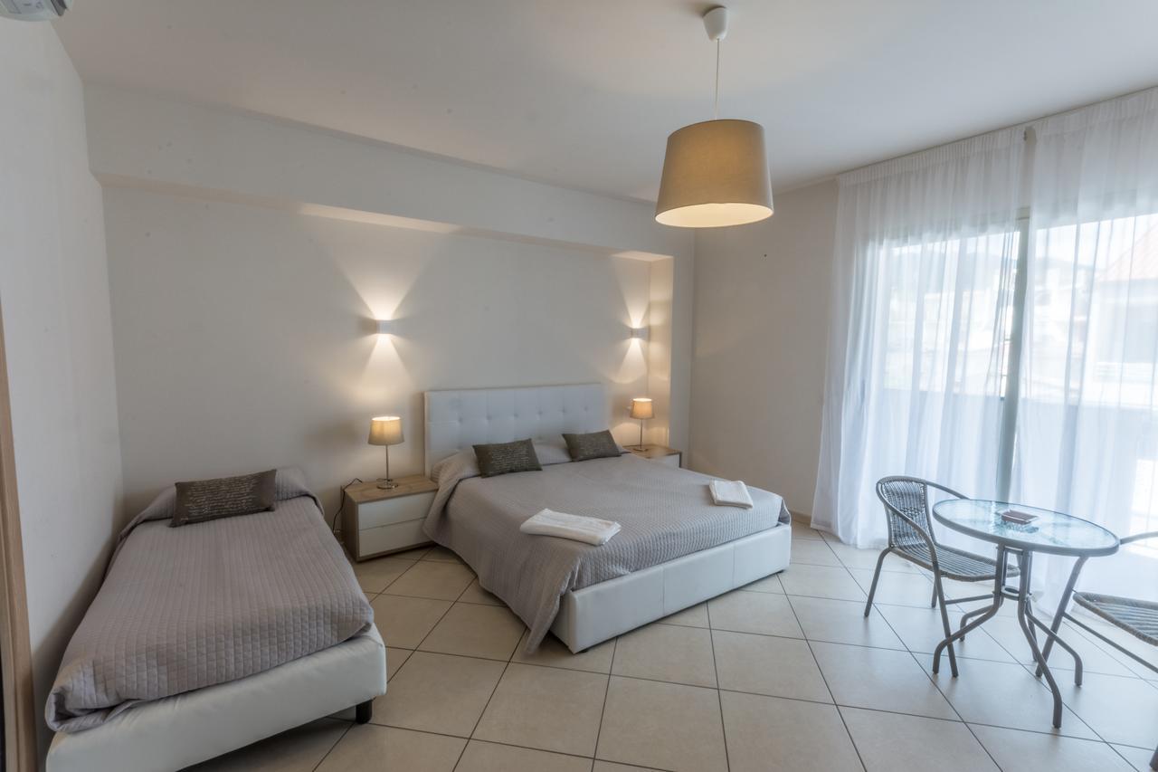 Riva Del Sol Bed & Breakfast ซานตาเทเรซา ดี รีวา ภายนอก รูปภาพ